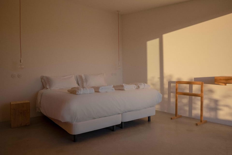 Premium bedding, in-room safe, blackout drapes, free WiFi