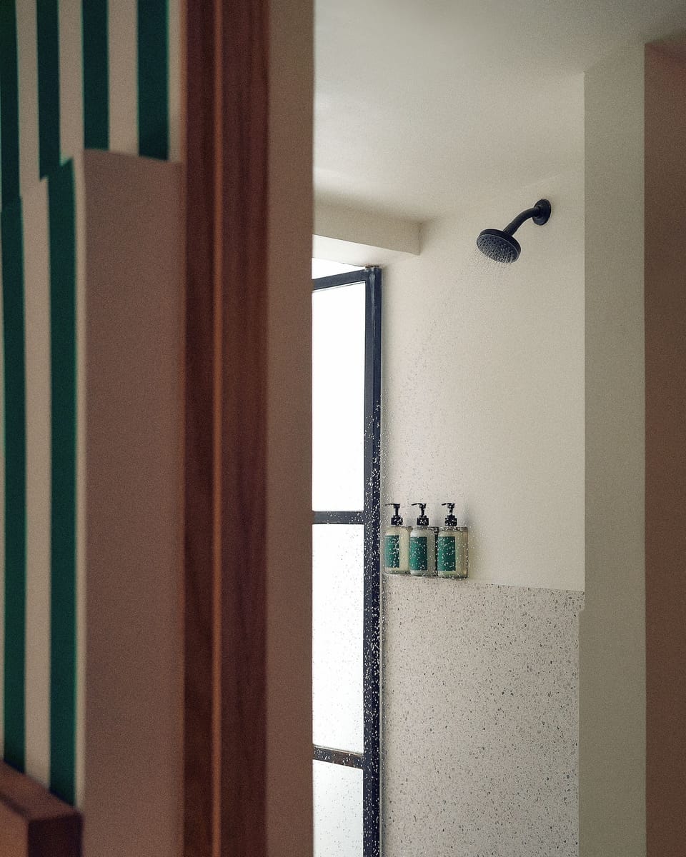 Queen Street View | Bathroom | Shower, free toiletries, hair dryer, towels