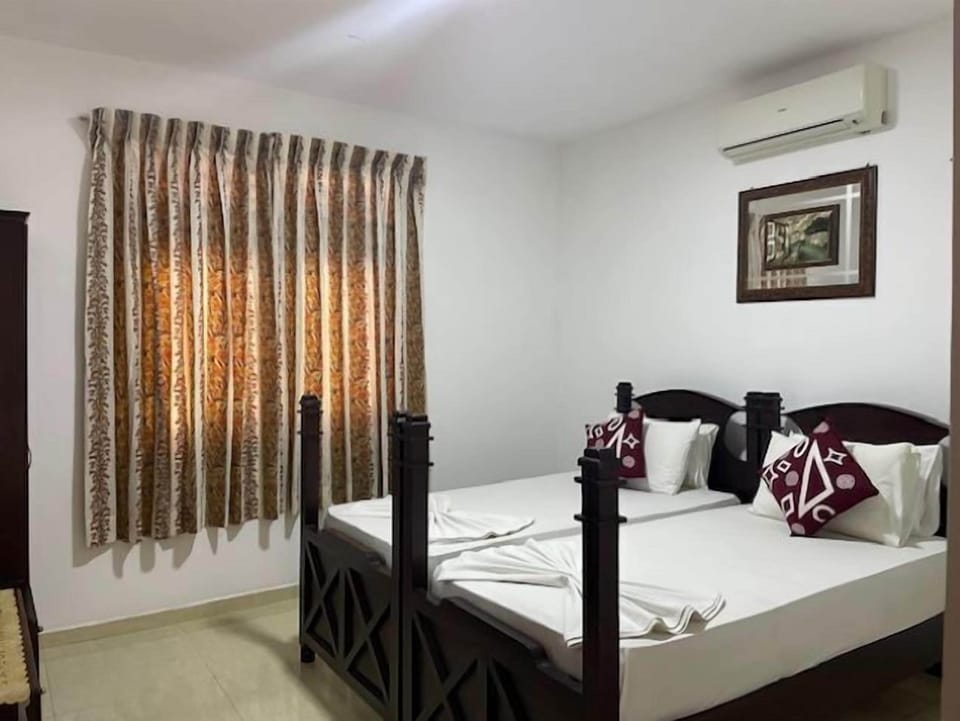 Double Room | In-room safe, iron/ironing board (on request), WiFi (free)