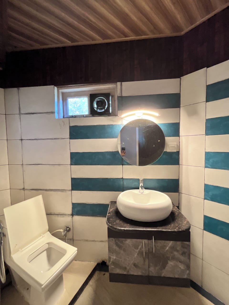 Elite Room | Bathroom | Eco-friendly toiletries, slippers