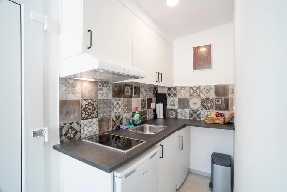 Executive Apartment, 1 Large Twin Bed, Refrigerator & Microwave (Koper - Casa Limoncino Studio) | Private kitchen | Electric kettle, toaster
