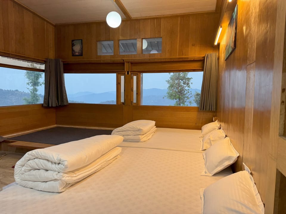 Family Studio Suite, Mountain View | Desk, laptop workspace, soundproofing, free WiFi