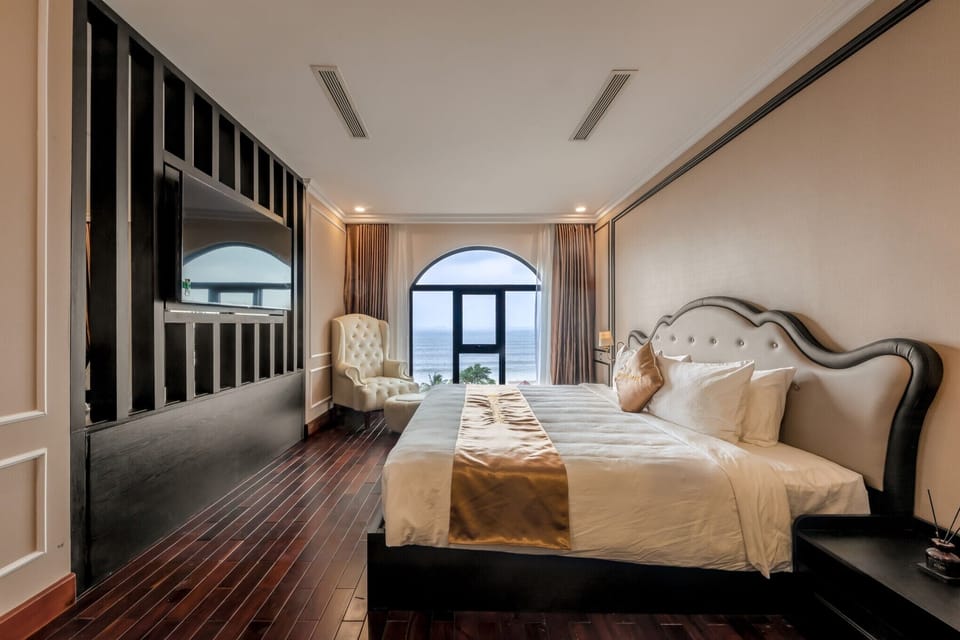 Signature Suite | Minibar, desk, laptop workspace, blackout drapes