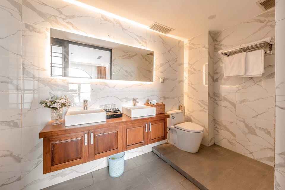 Signature Suite | Bathroom | Shower, rainfall showerhead, designer toiletries, hair dryer