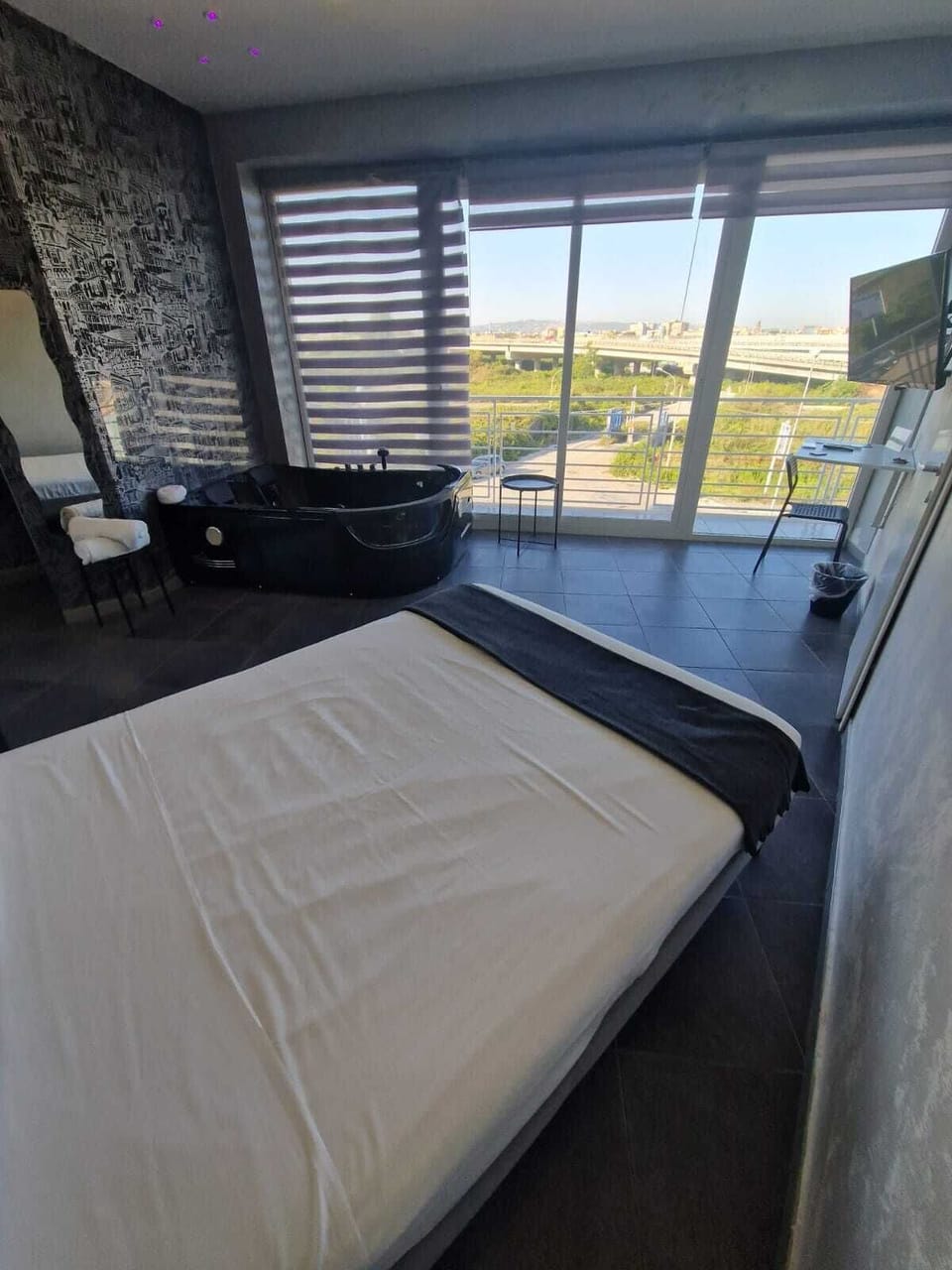 Deluxe Suite, Balcony, City View | Desk, WiFi (free)
