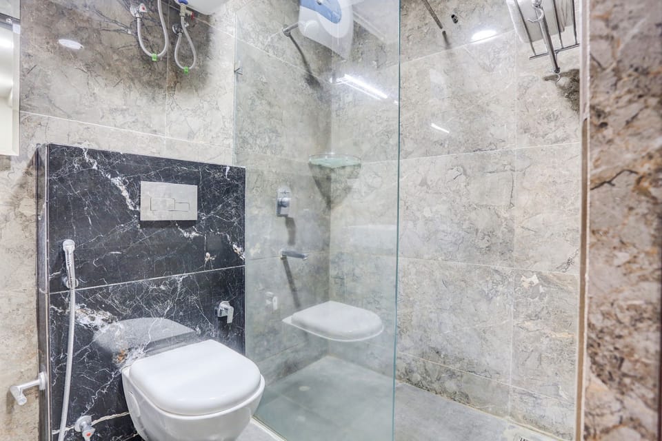 Deluxe Double Room | Bathroom | Shower, slippers, towels, soap