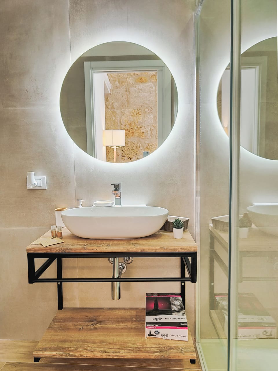 Superior Room, Balcony | Bathroom | Shower, free toiletries, hair dryer, bidet