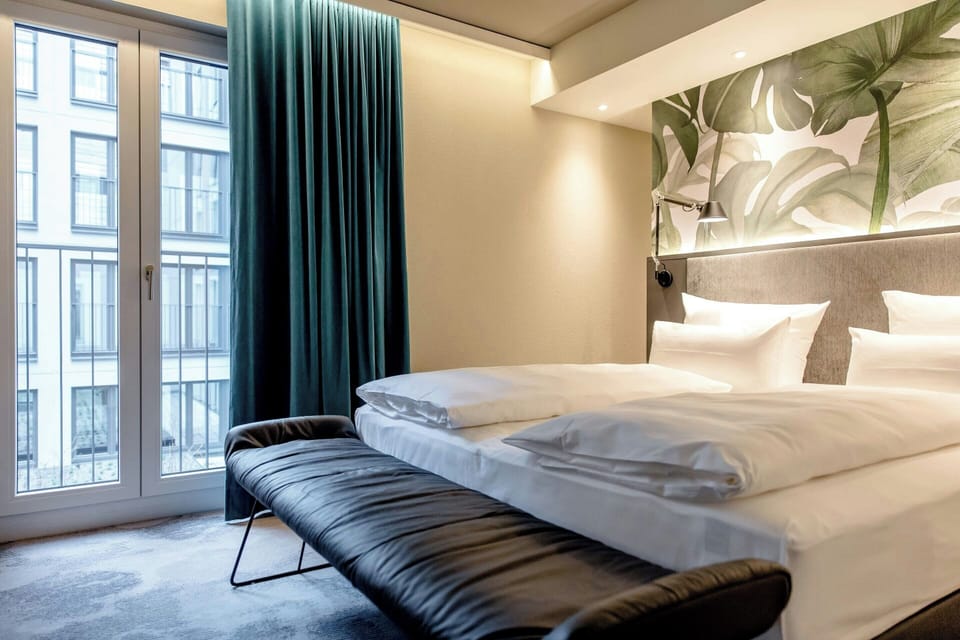 SUITE | Premium bedding, desk, WiFi (free), bed sheets