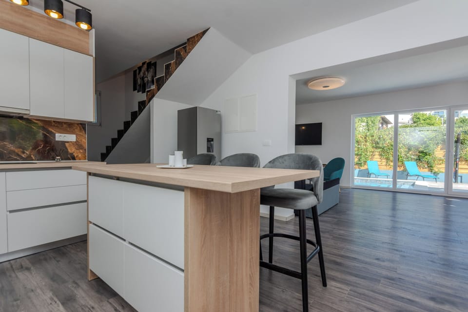 Comfort Villa | Private kitchen | Full-size fridge, microwave, oven, stovetop