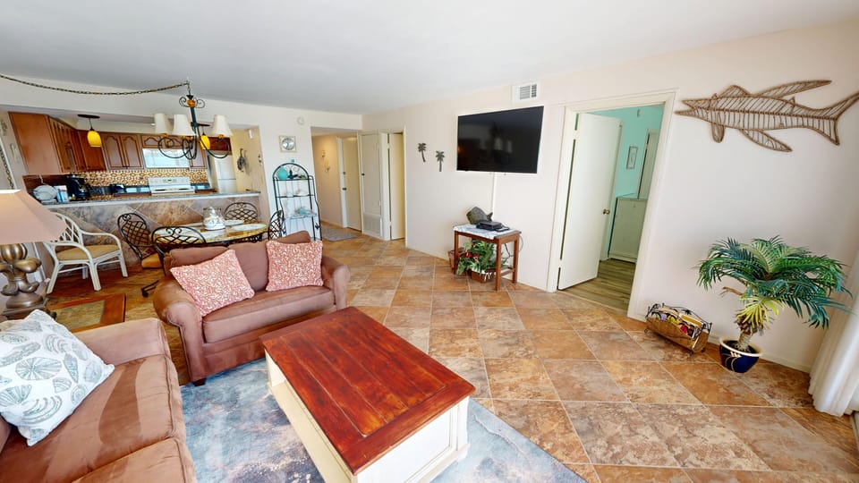 Condo, 1 Bedroom | Living area