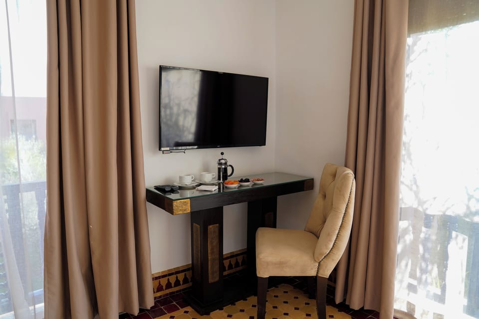 Deluxe Room, Garden View | Premium bedding, in-room safe, desk, laptop workspace