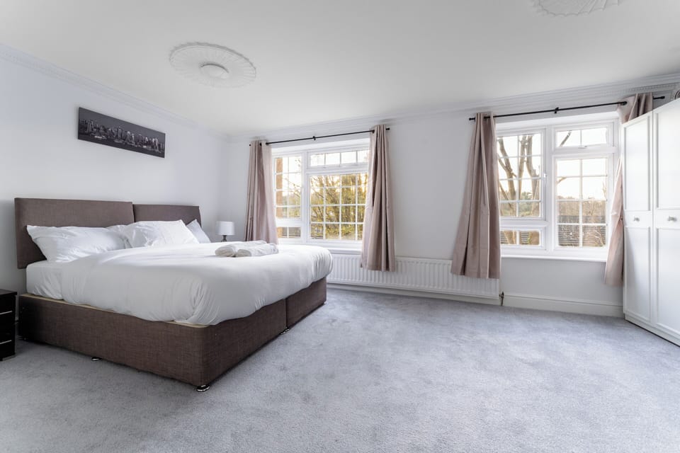 Purley House-sleeps 8-near Gatwick-games Room House in Croydon