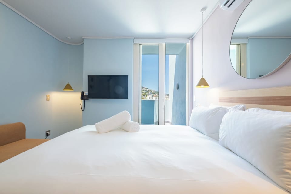 Economy Studio, Balcony | Egyptian cotton sheets, premium bedding, in-room safe, laptop workspace