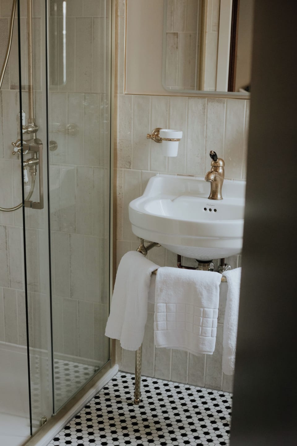 Traditional Double Room | Bathroom | Shower, rainfall showerhead, free toiletries, hair dryer