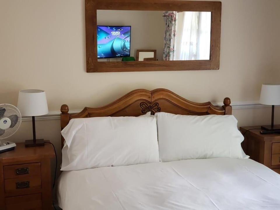 Deluxe Double Room, Bay View | Iron/ironing board, free WiFi