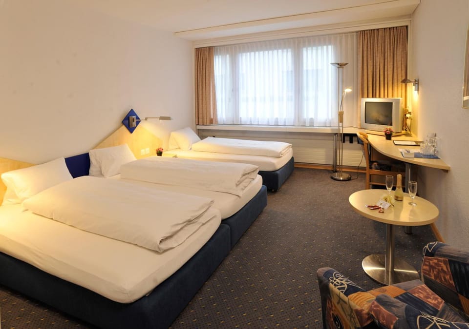 Premium bedding, down comforters, desk, free WiFi