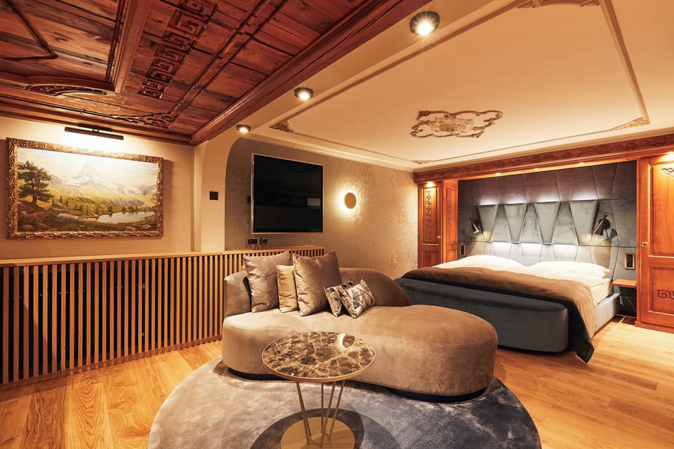 Deluxe Suite | 1 bedroom, premium bedding, in-room safe, desk