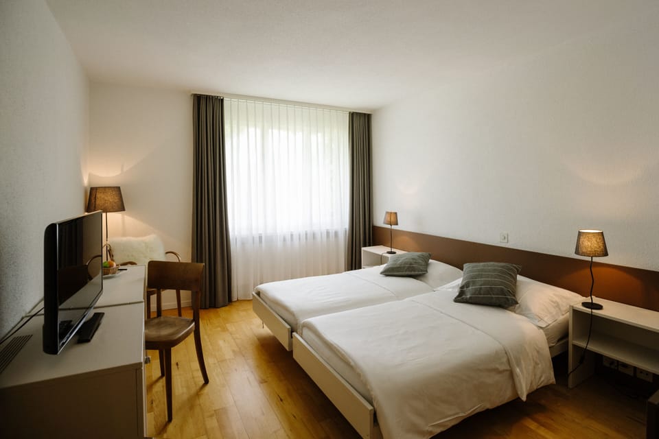 Basic Double or Twin Room, Courtyard View | Minibar, in-room safe, desk, cribs/infant beds