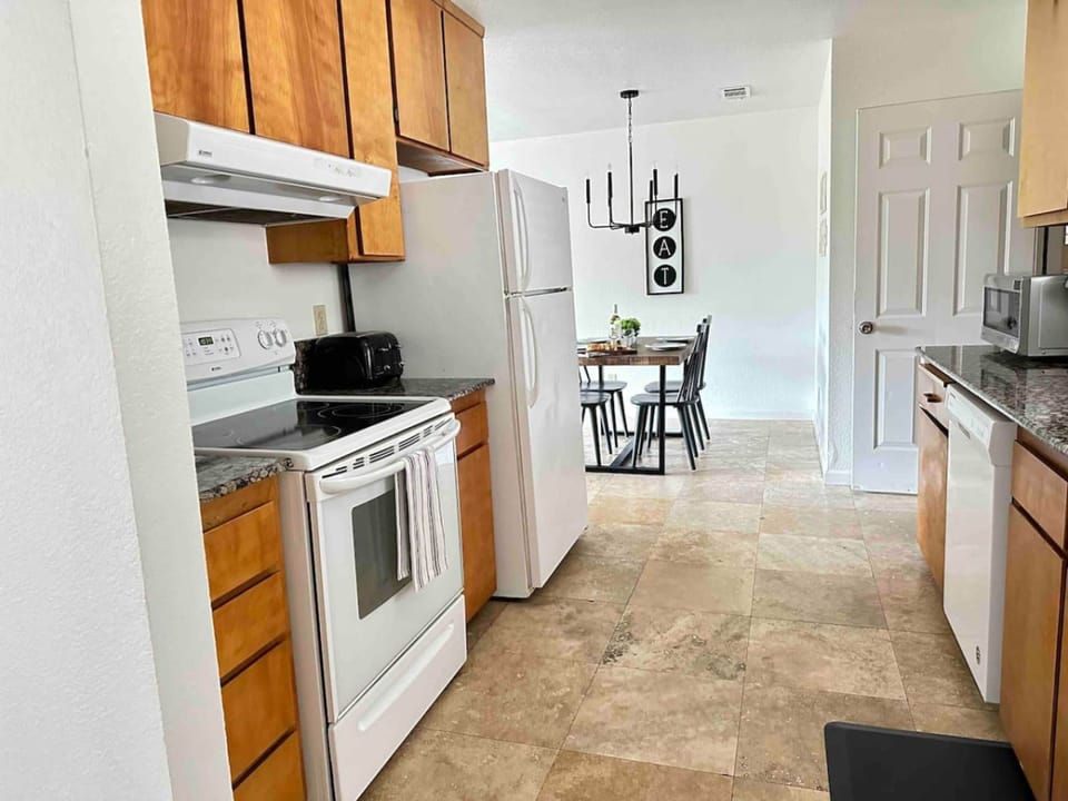 House | 2 bedrooms, desk