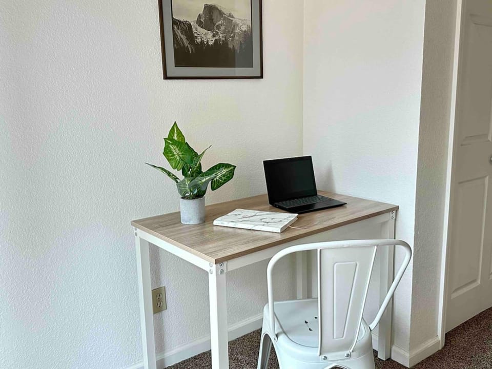 House | 2 bedrooms, desk