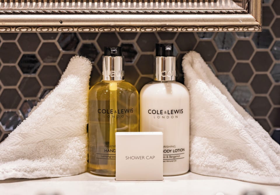 Superior Double Room | Bathroom | Combined shower/tub, free toiletries, hair dryer, towels