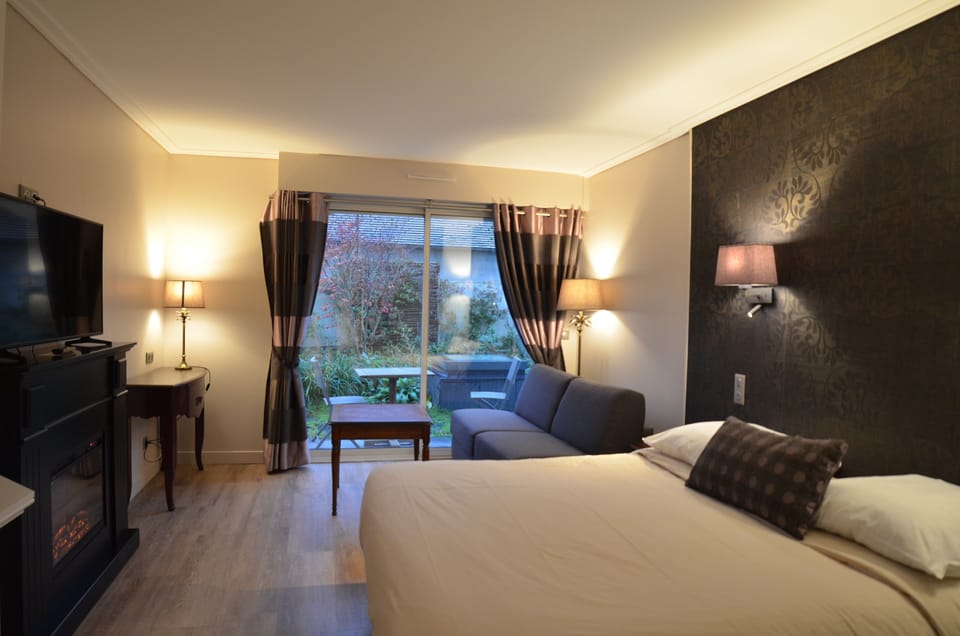 Superior Room (Bathtub, Shower or Balneo) | Minibar, in-room safe, individually decorated, individually furnished