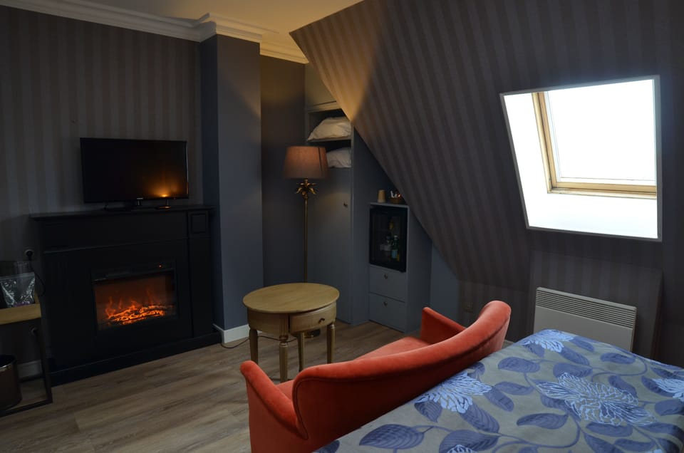 Superior Room (Bathtub, Shower or Balneo) | Minibar, in-room safe, individually decorated, individually furnished