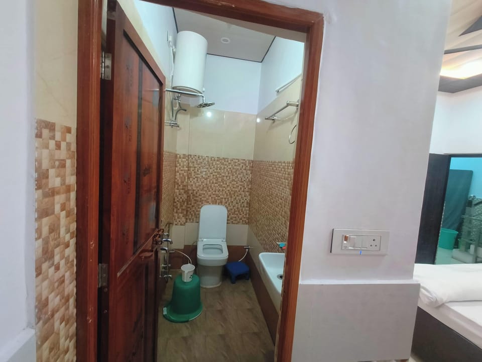 Deluxe Double Room, City View | Bathroom | Free toiletries, hair dryer, slippers, towels