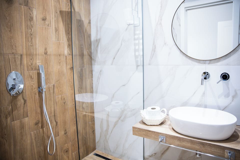 Luxury Double Room, 1 Queen Bed, Private Bathroom | Bathroom | Slippers, bidet, towels, soap