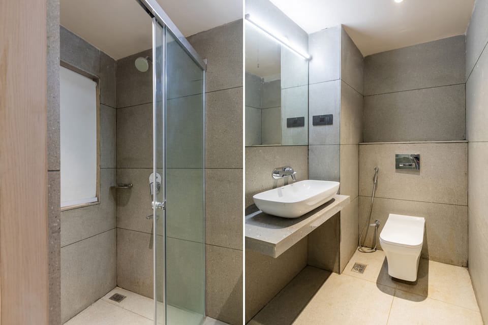 Shower, rainfall showerhead, free toiletries, towels