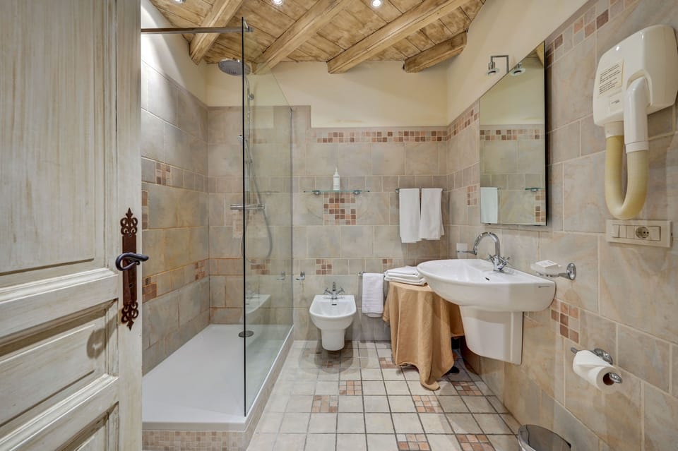 Supérieure Double | Bathroom | Free toiletries, hair dryer, bidet, towels