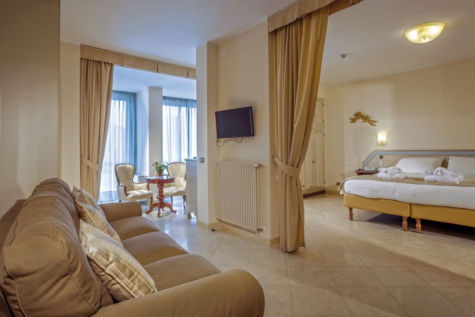 Deluxe Double or Twin Room | In-room safe, desk, WiFi (free), bed sheets