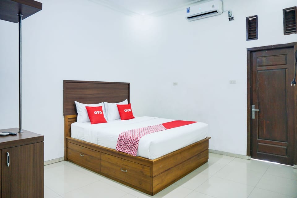 Desk, WiFi (free), bed sheets
