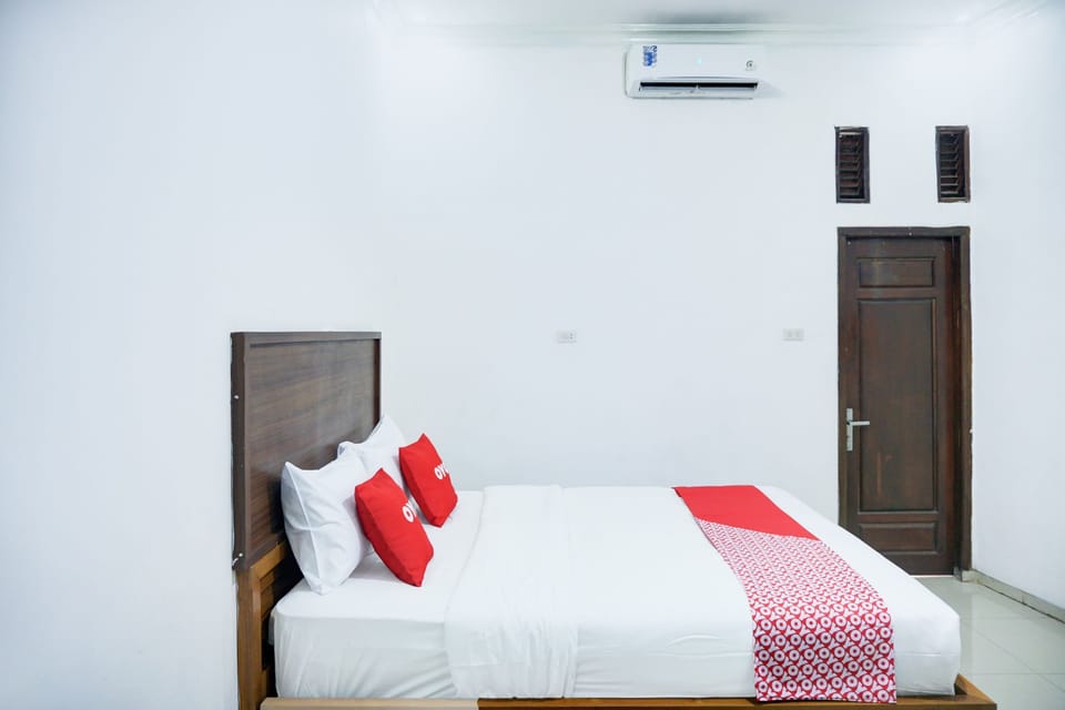 Desk, WiFi (free), bed sheets