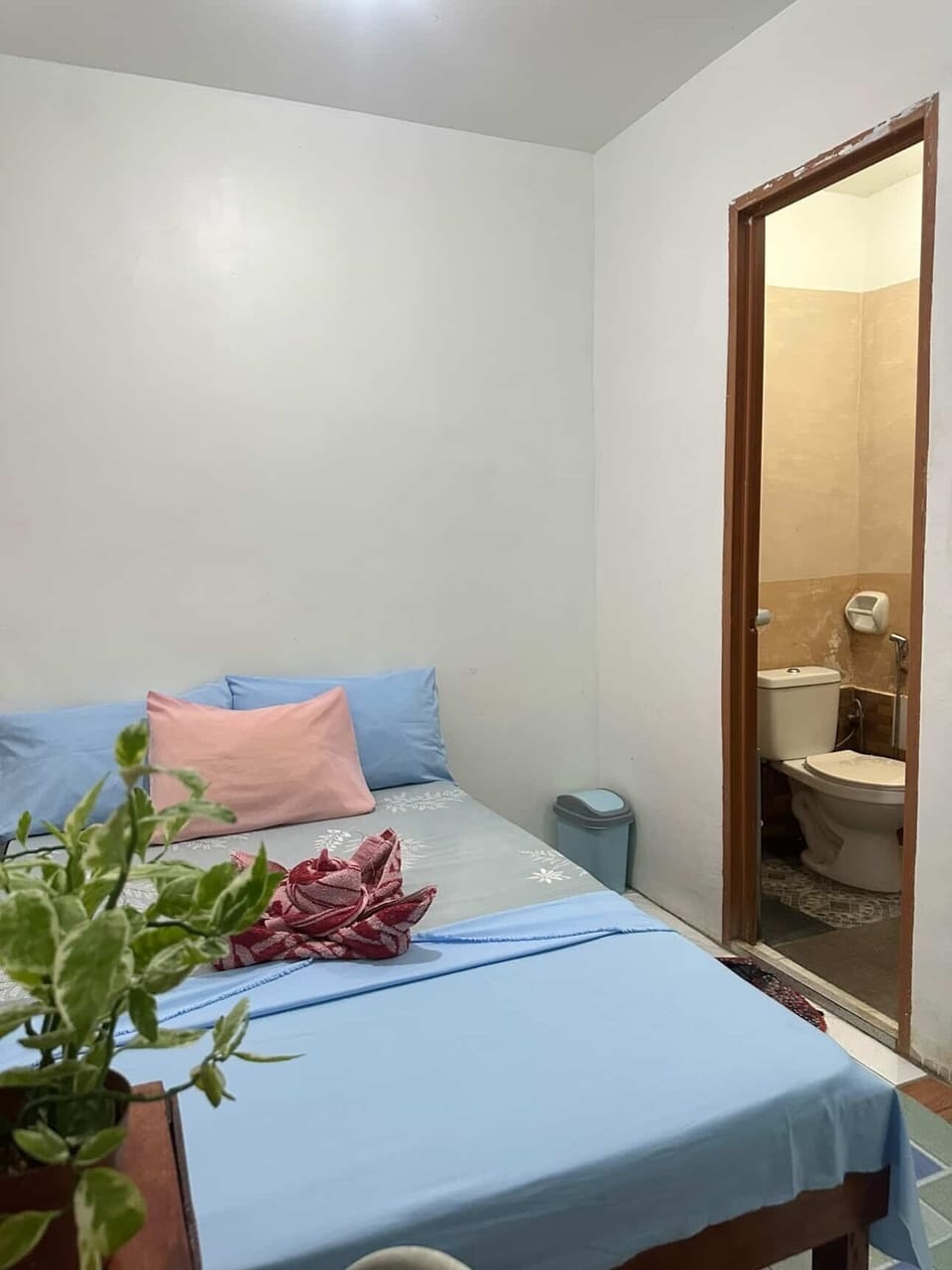 Quadruple Room | Bathroom | Towels, soap, shampoo, toilet paper