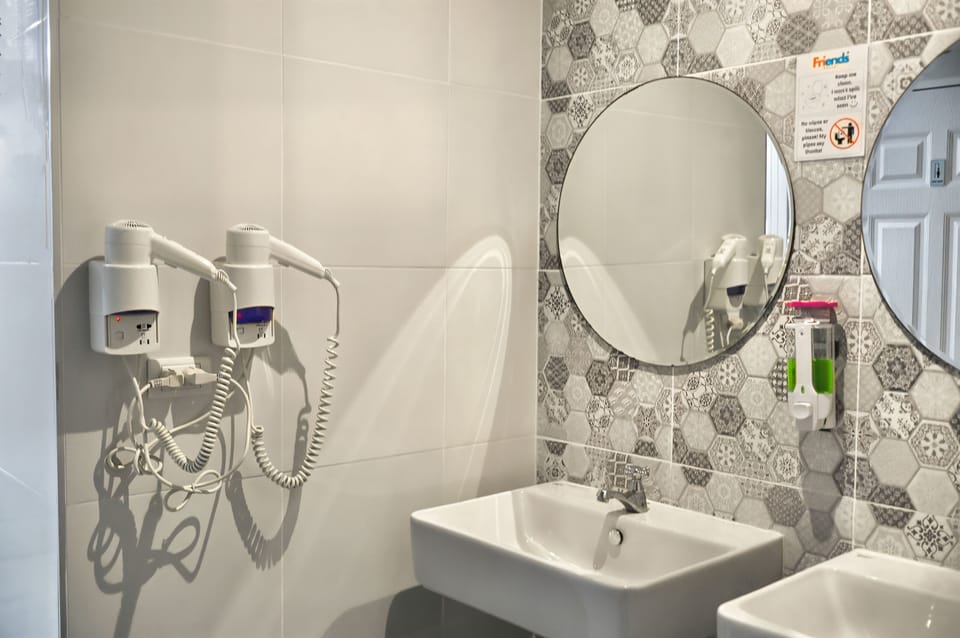 Shower, rainfall showerhead, free toiletries, hair dryer