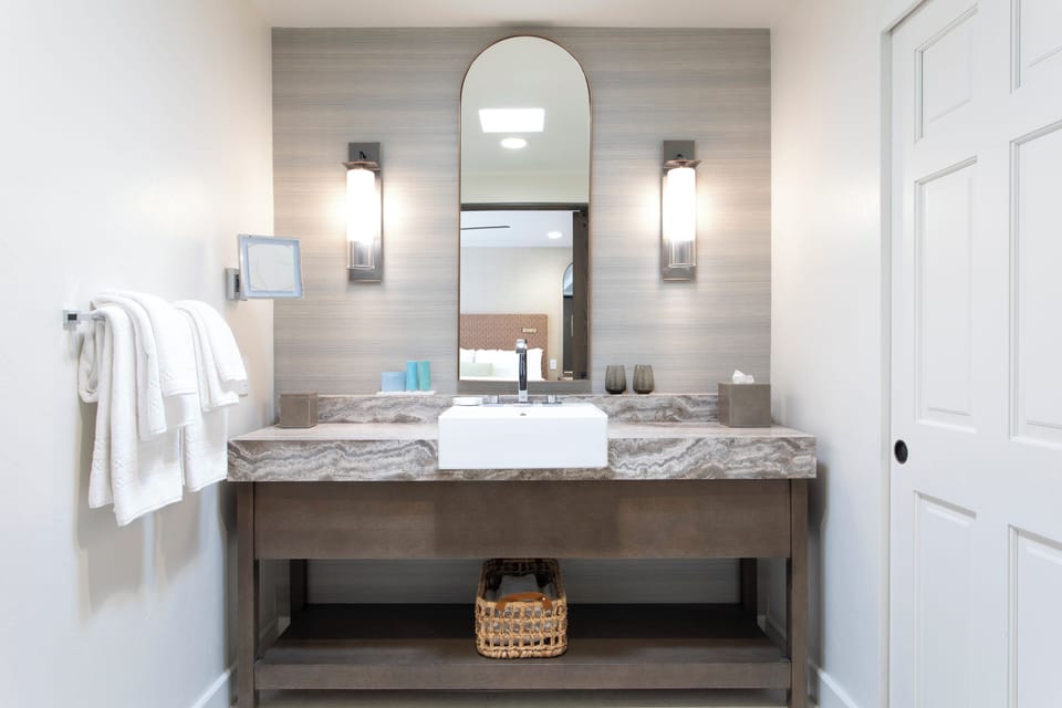 Junior Suite, 1 King Bed with Sofa bed (Casita) | Bathroom | Separate tub and shower, towels