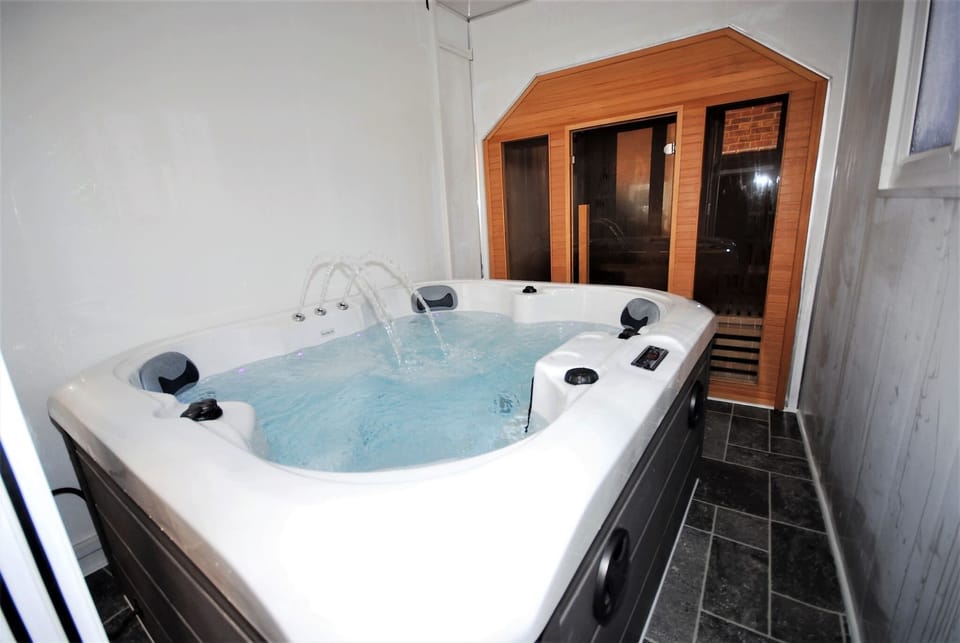 Cozy Hideaway With Hot Tub & Sauna Sleeps 7 House in Brighton
