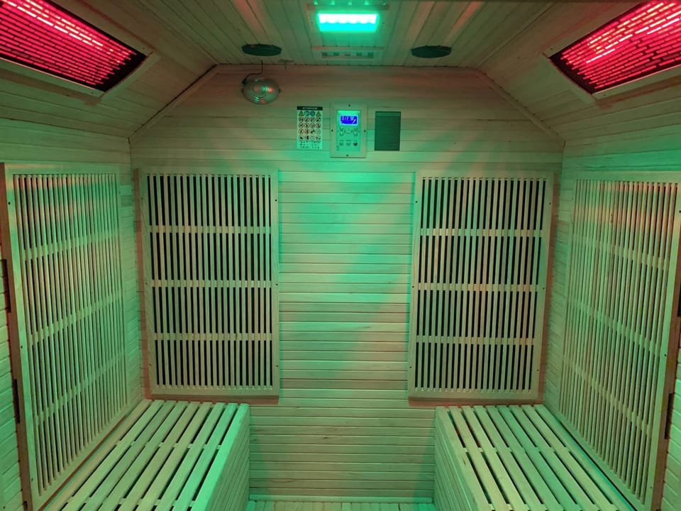 Cozy Hideaway With Hot Tub & Sauna Sleeps 7 House in Brighton