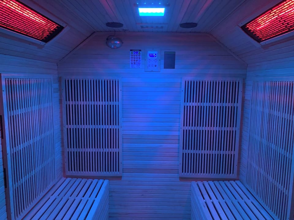 Cozy Hideaway With Hot Tub & Sauna Sleeps 7 House in Brighton