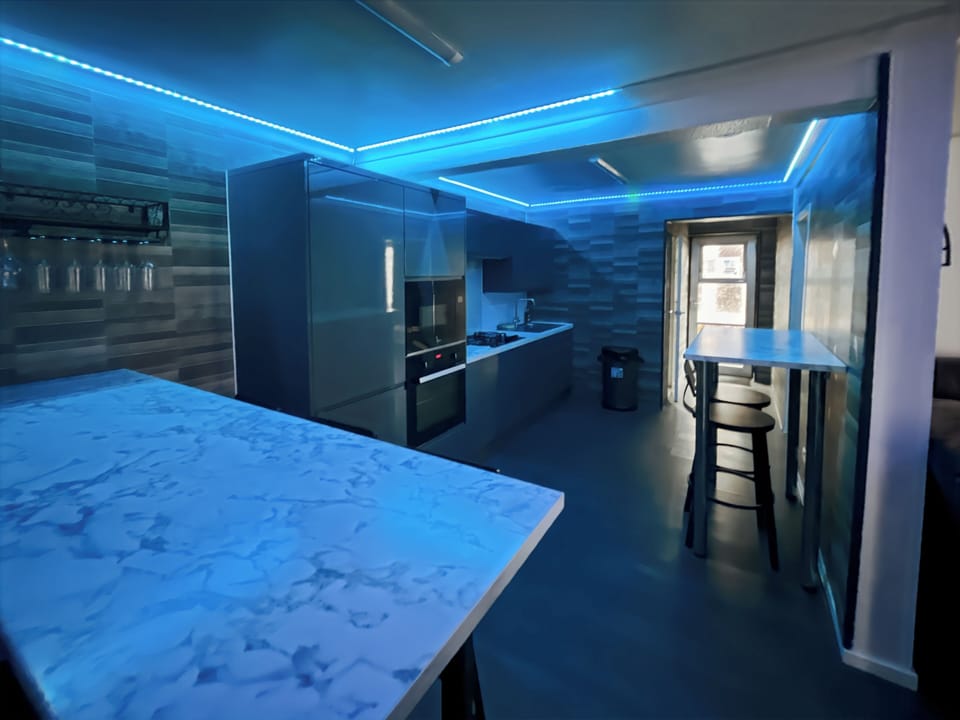 House, 5 Bedrooms | Private kitchen | Electric kettle, toaster, cookware/dishes/utensils