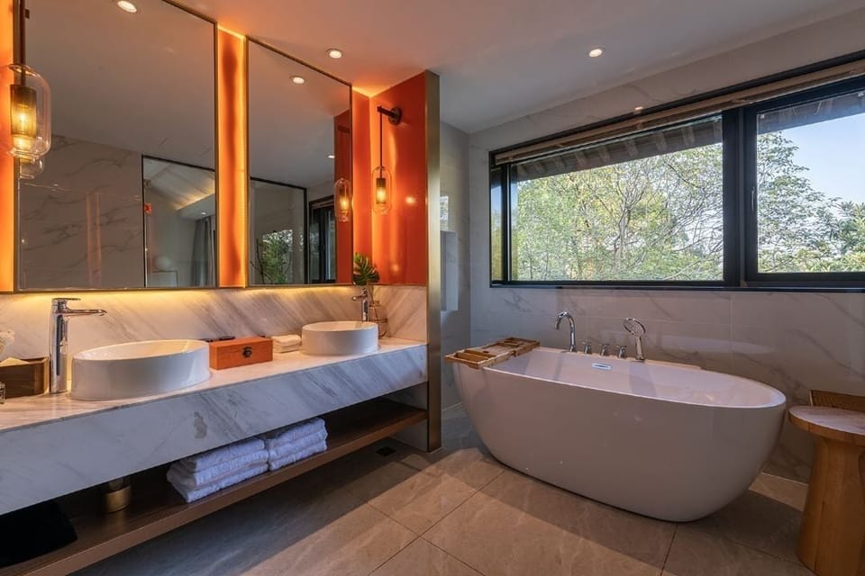 Senior Studio Suite | Bathroom | Shower, free toiletries, hair dryer, slippers