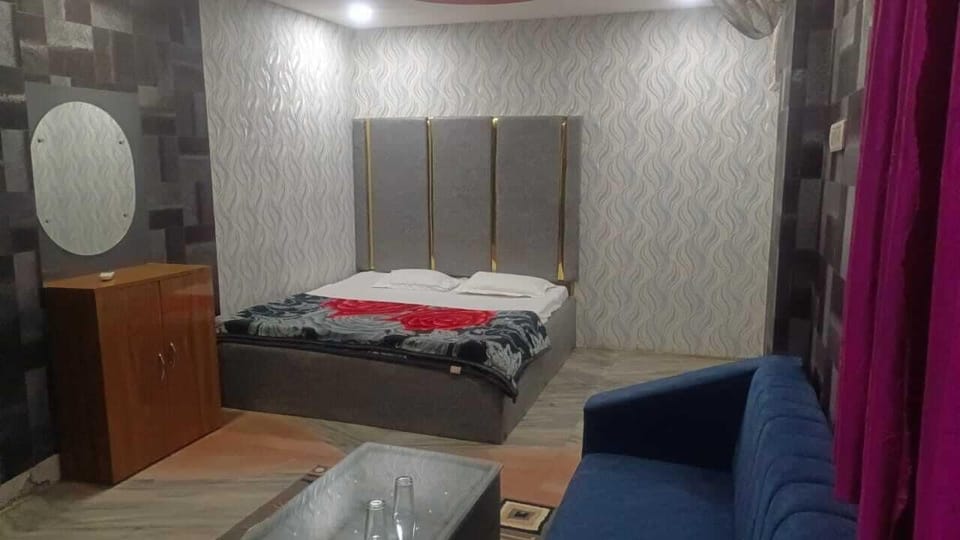 Double Room | Desk, free WiFi, bed sheets