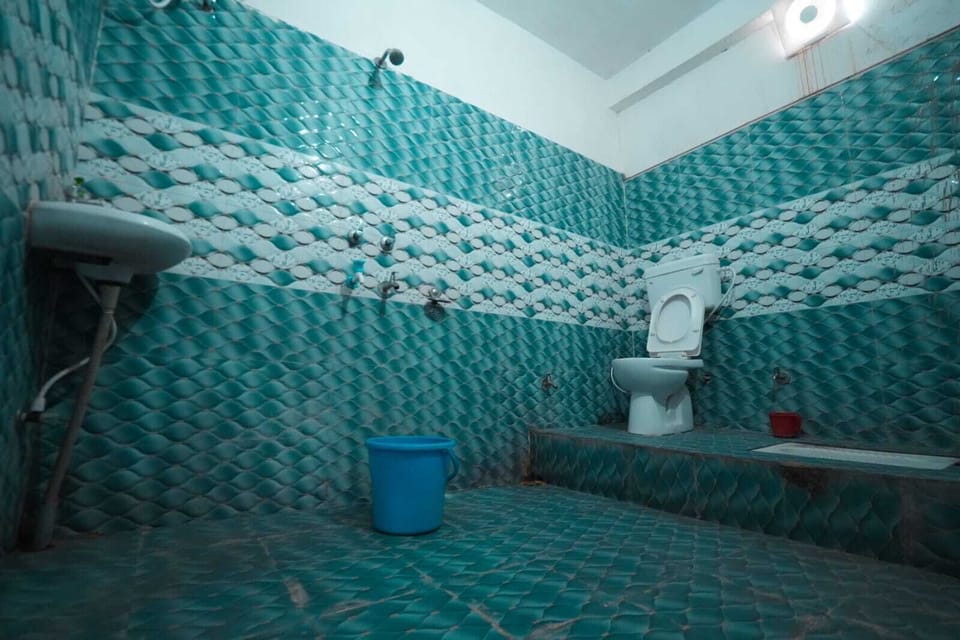 Combined shower/tub, towels, soap