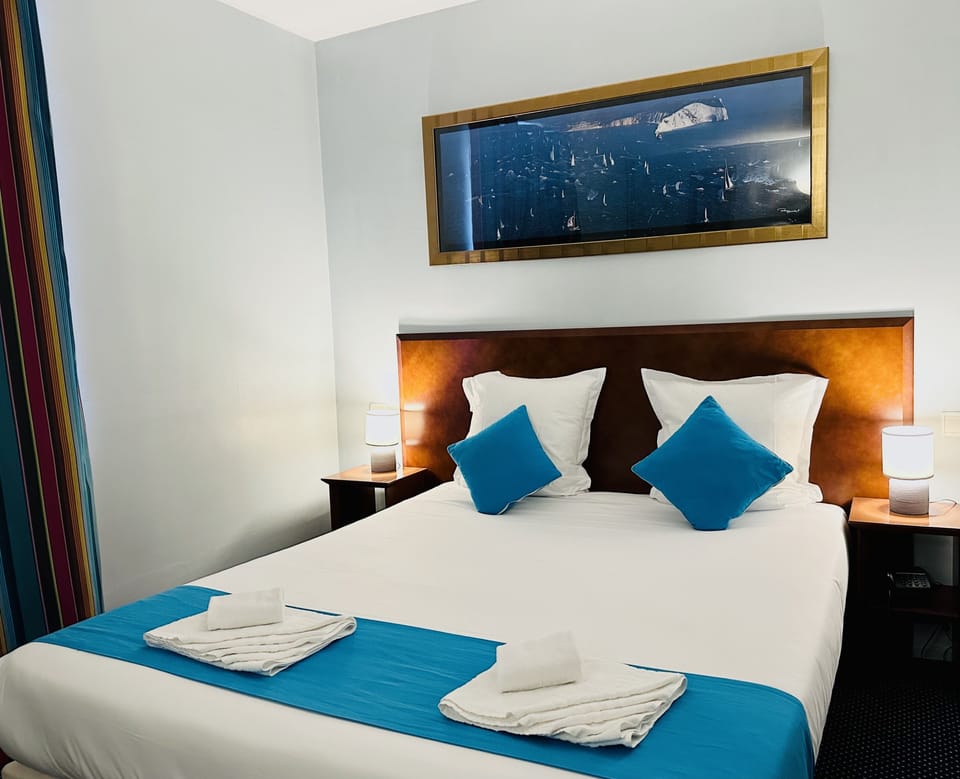 Chambre Double Standard | In-room safe, desk, free WiFi, bed sheets