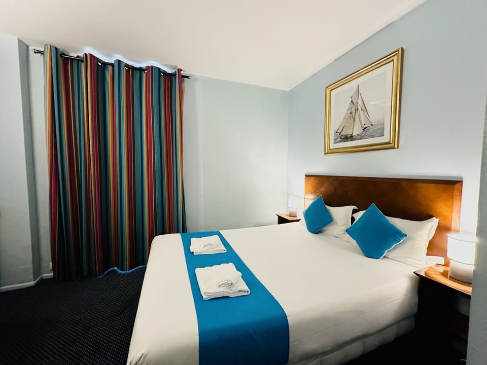 Chambre Double Standard | In-room safe, desk, free WiFi, bed sheets