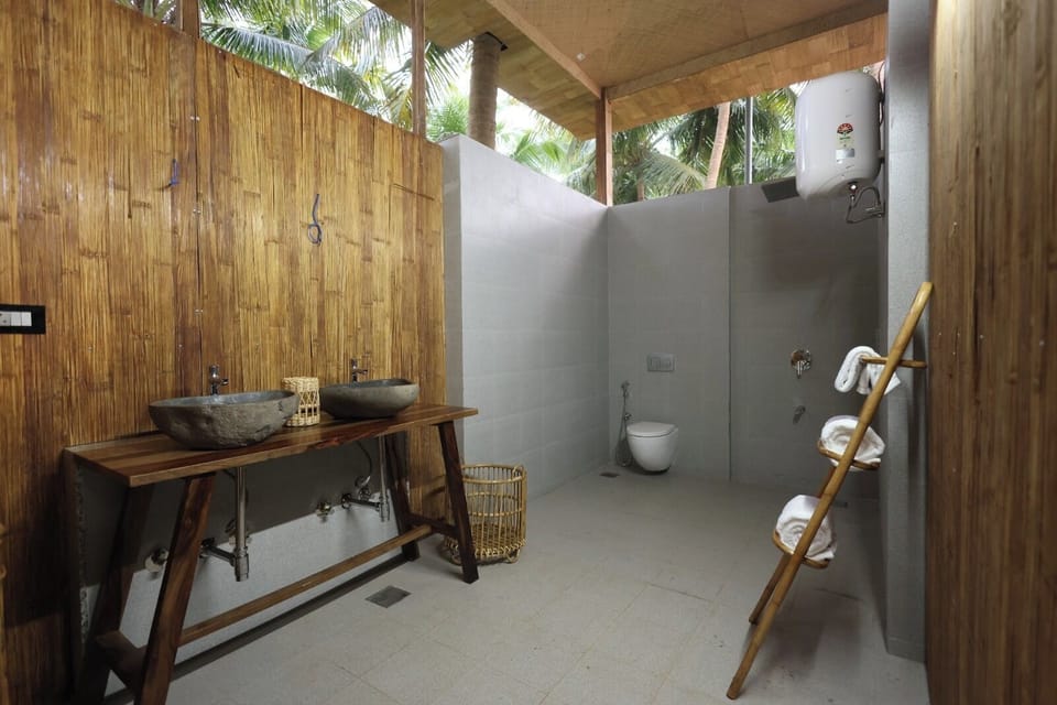 Luxury Double Room, Beach View | Bathroom | Separate tub and shower, free toiletries, hair dryer, slippers