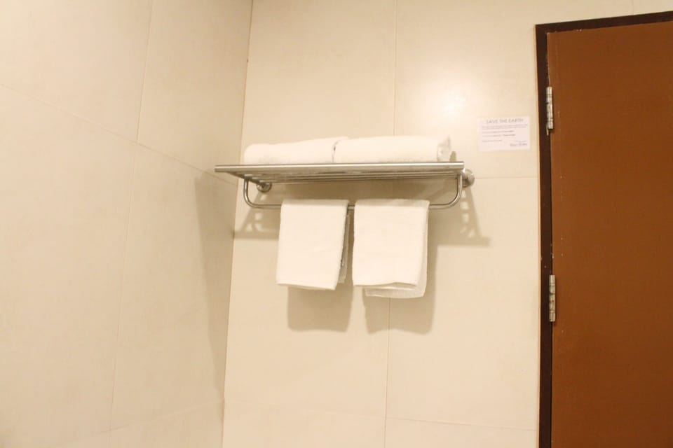 Shower, rainfall showerhead, free toiletries, hair dryer