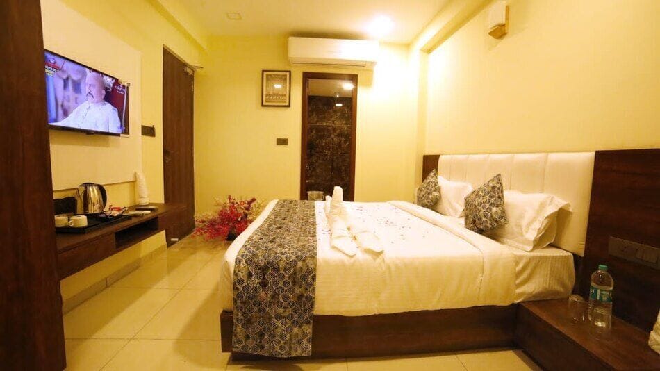 Deluxe Room | Desk, laptop workspace, WiFi (free), bed sheets