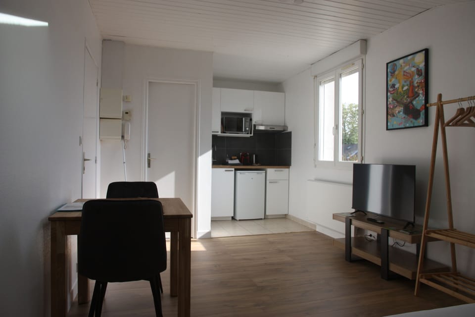 Comfort Studio, Non Smoking, Kitchenette | Private kitchen | Electric kettle, dining tables